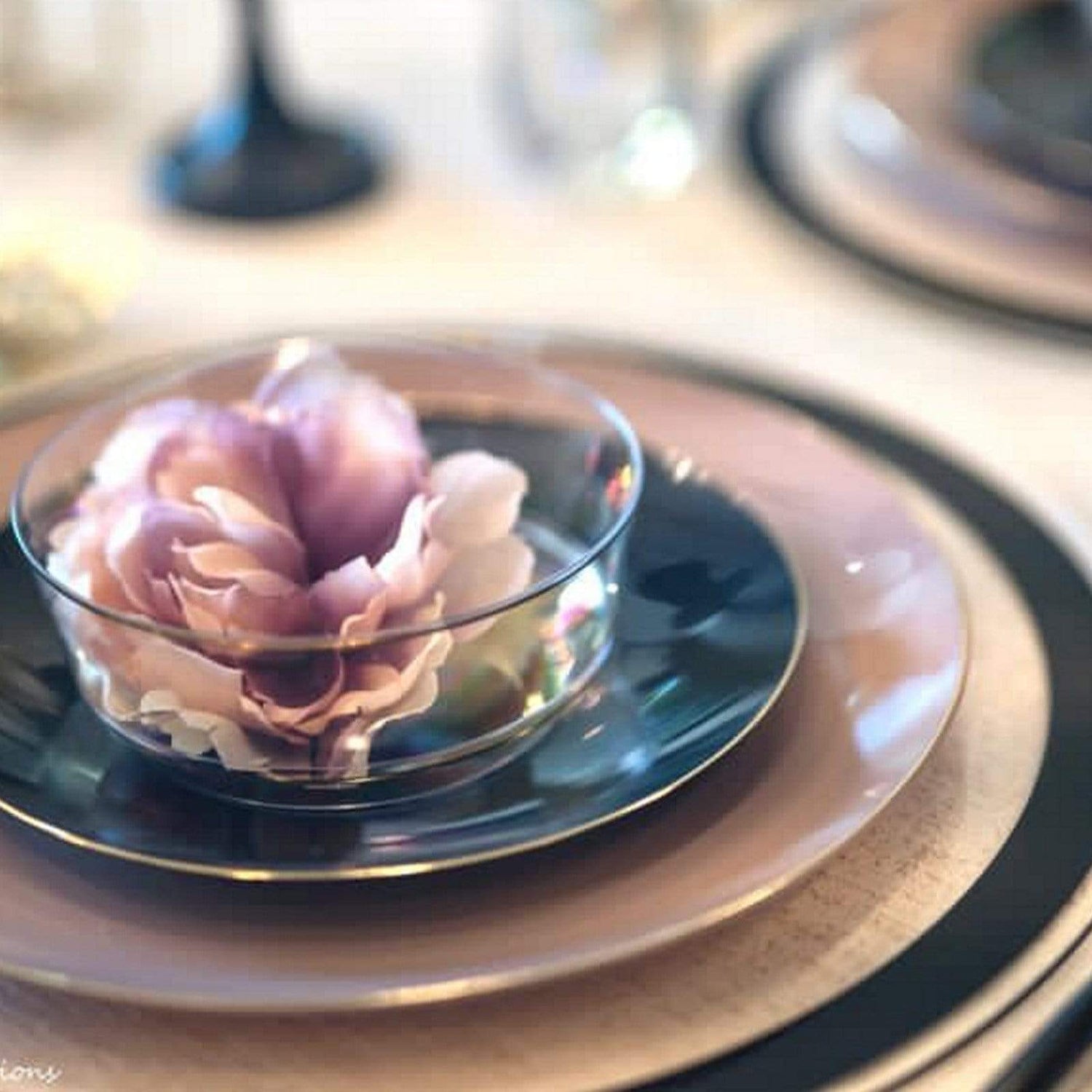 Round Mauve • Gold Plastic Plates | 10 Pack